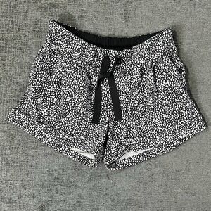 Lululemon Women's Spring Break Away Shorts‎ Size 6 White Black Print Drawstring